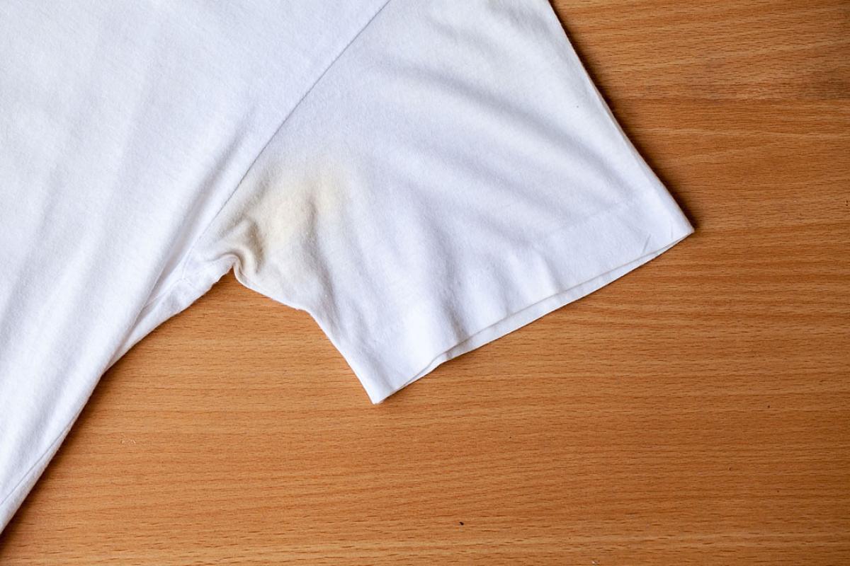 Cómo quitar el sudor de la ropa blanca